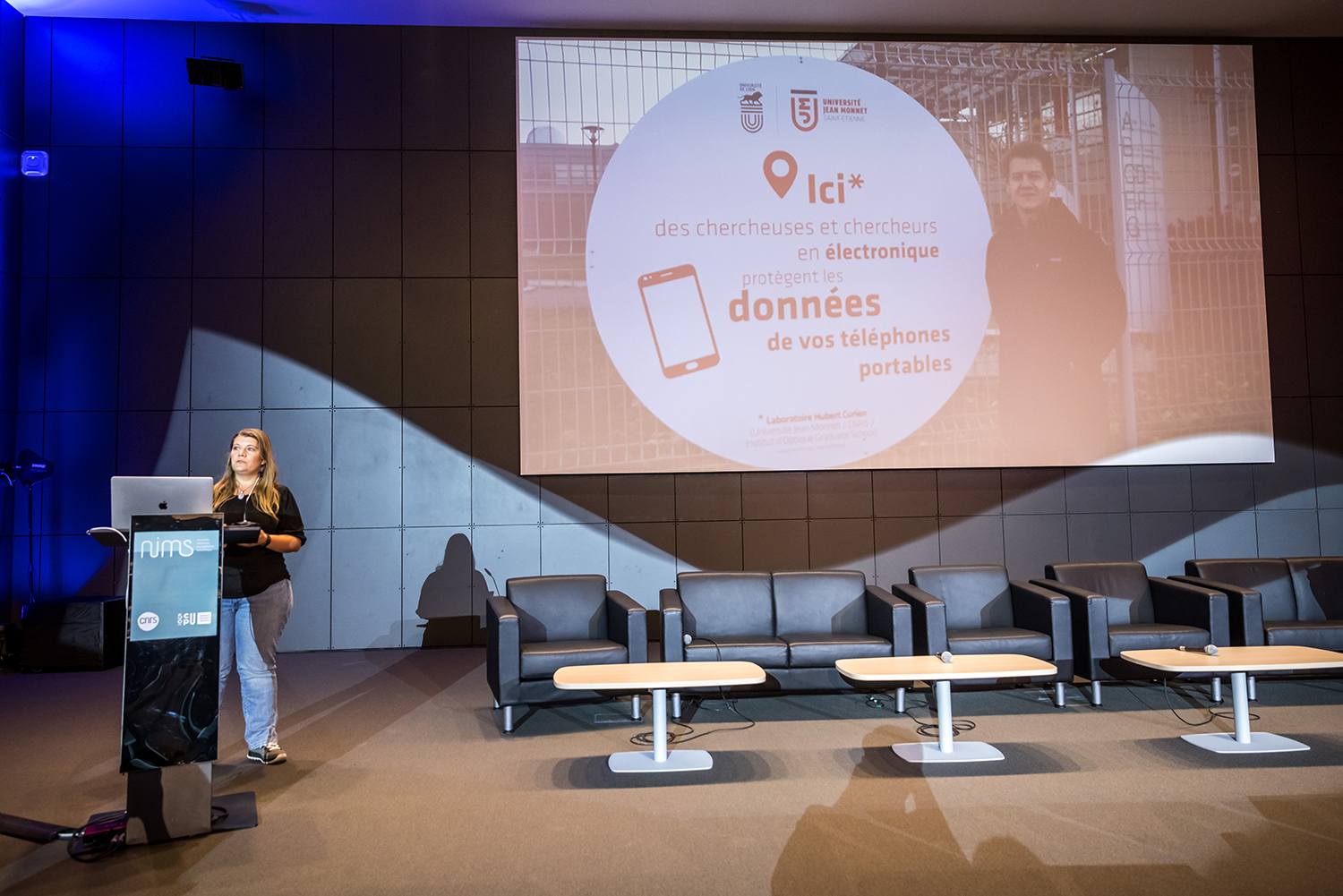 Pr&eacute;sentation de l'action panneaux aux NIMS (intervenante, &eacute;cran)