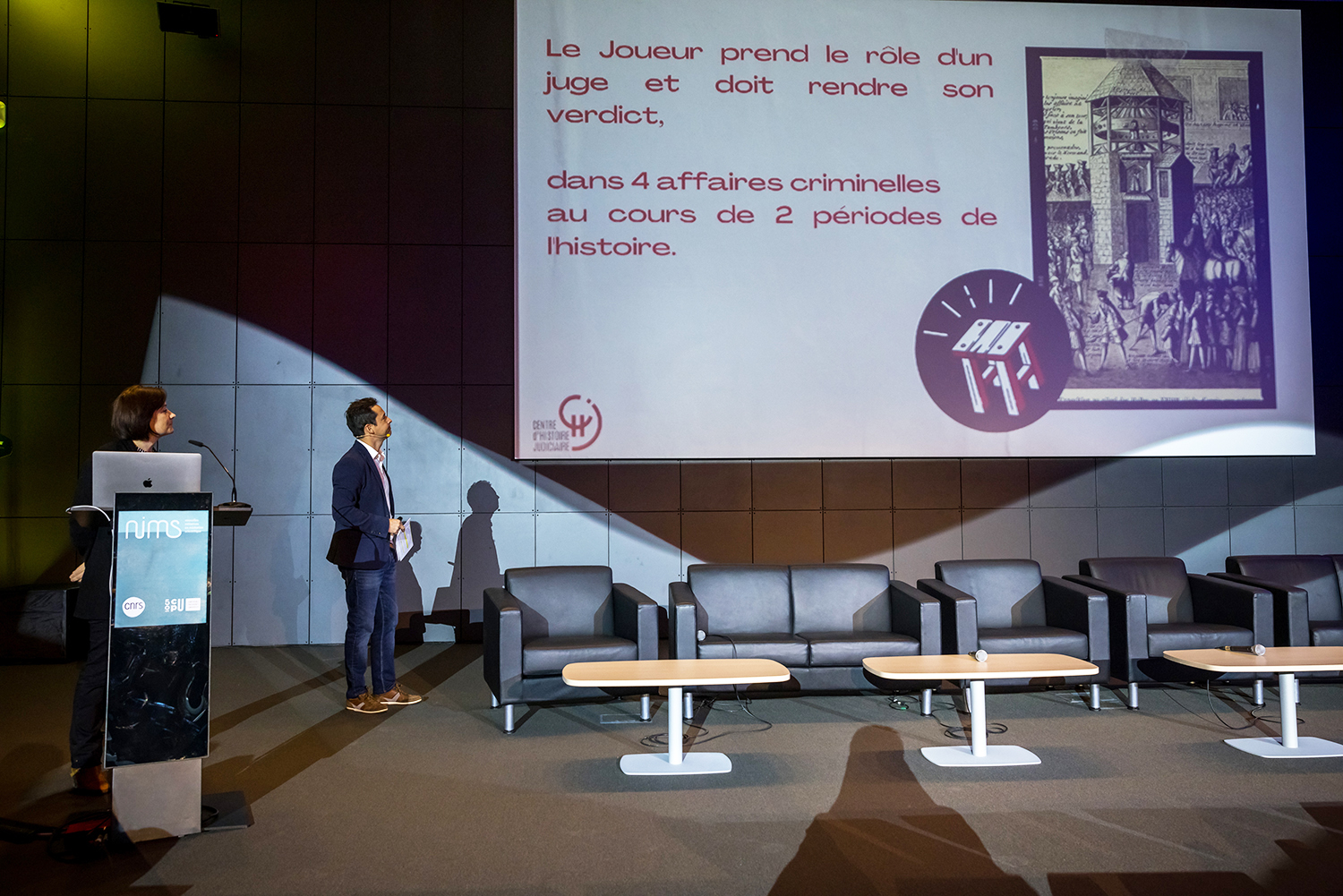 Pr&eacute;sentation du jeu La Sellette aux NIMS (intervenante, animateur, &eacute;cran)