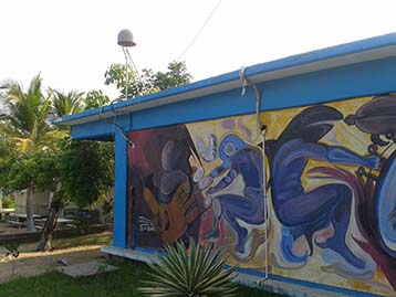 Une station GPS permanente, sur le toit de l'&eacute;cole de Papanoa, lieu de l'&eacute;picentre du s&eacute;isme d'avril 2014 (station PAPA).