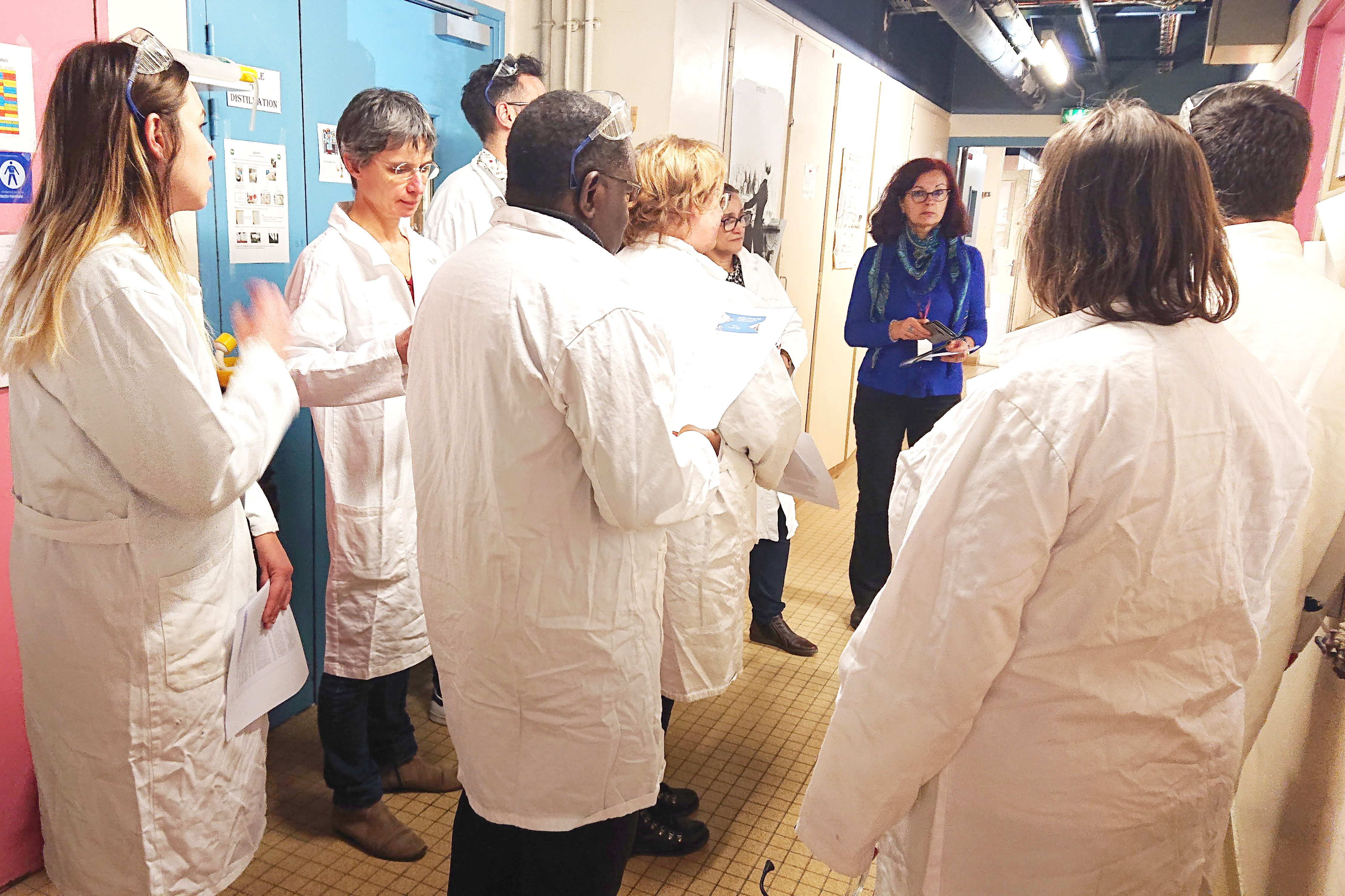 groupe de professeurs des &eacute;coles dans un laboratoire CNRS