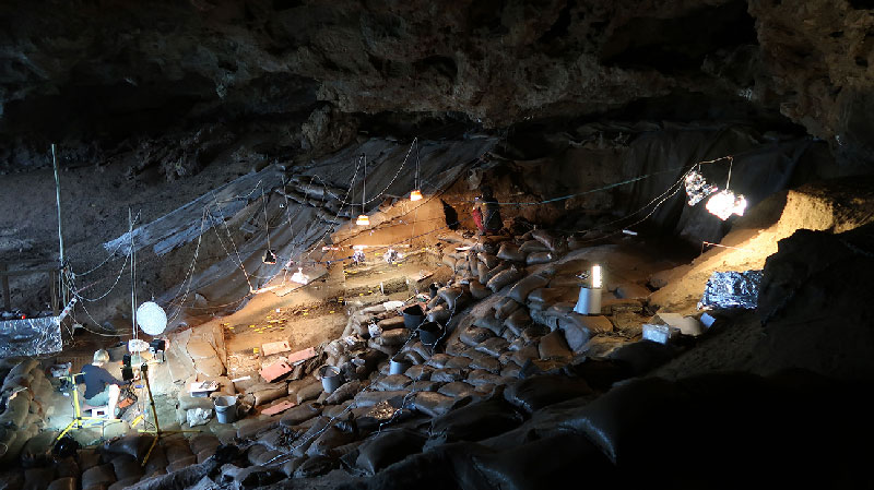 vue de haut de la grotte fouill&eacute;e