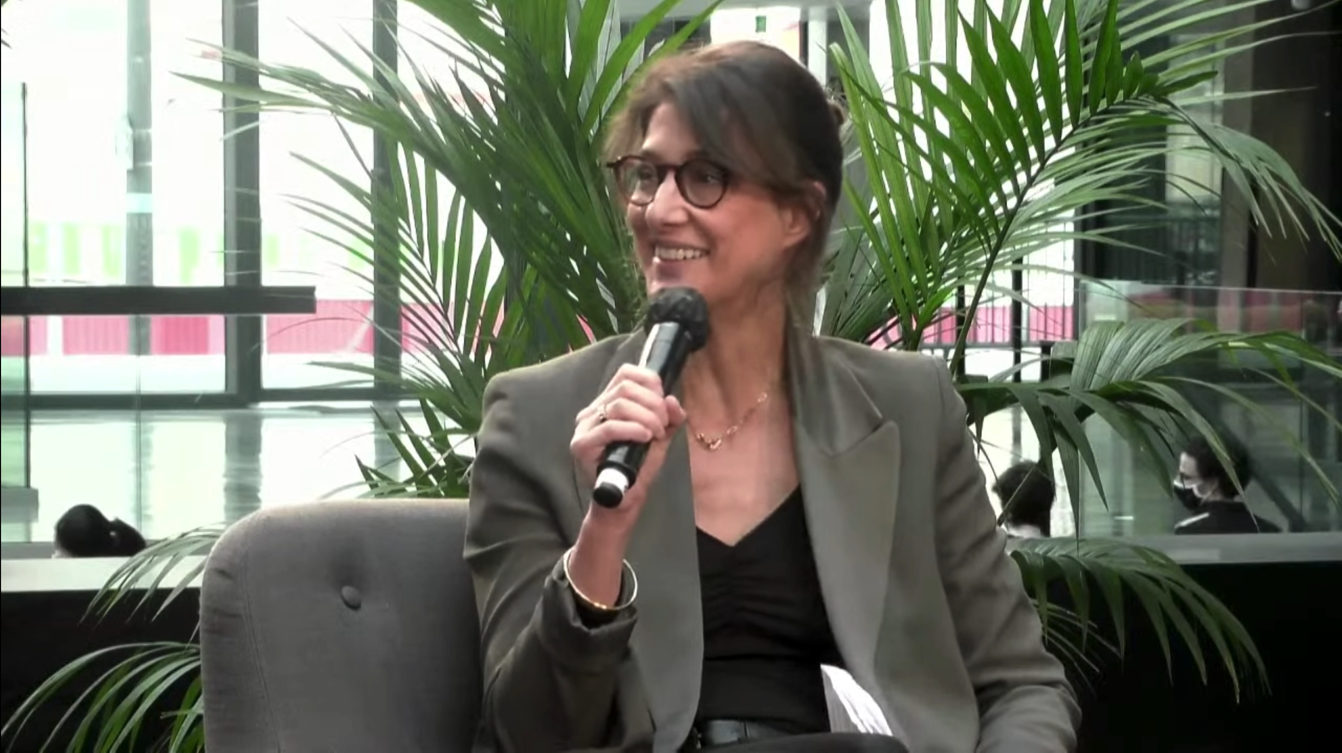Johanna Michielin assise sur sc&egrave;ne avec un micro