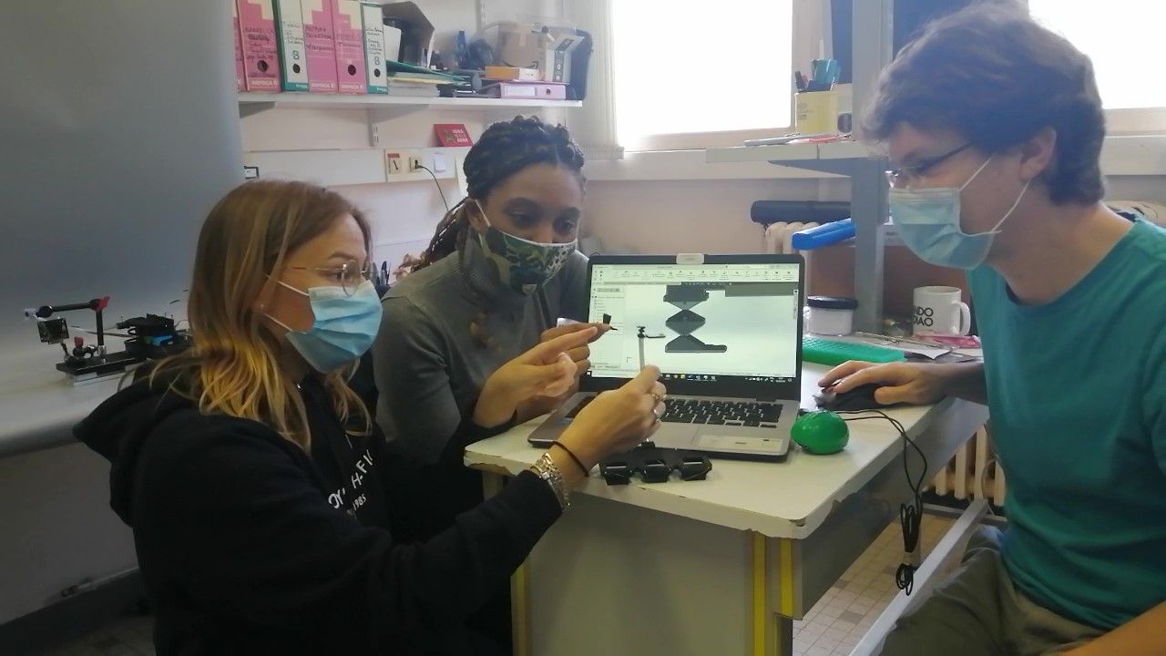 Membres du projet Dynaco autour d'une proth&egrave;se