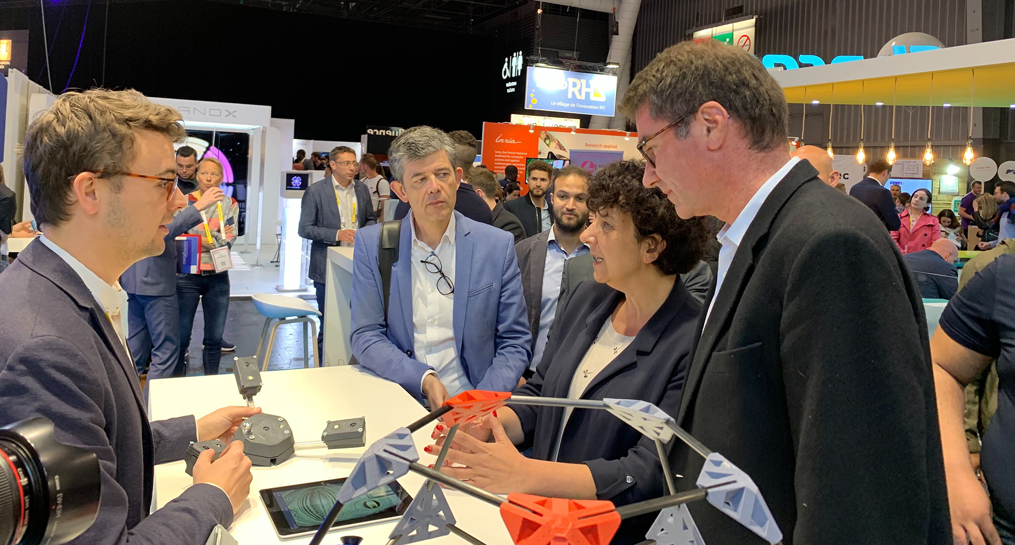 Pr&eacute;sentation d&rsquo;un prototype par un porteur de projet RISE au salon Vivatech en pr&eacute;sence de la ministre Fr&eacute;d&eacute;rique Vidal et de Jean-Luc Moullet, DGDI du CNRS.