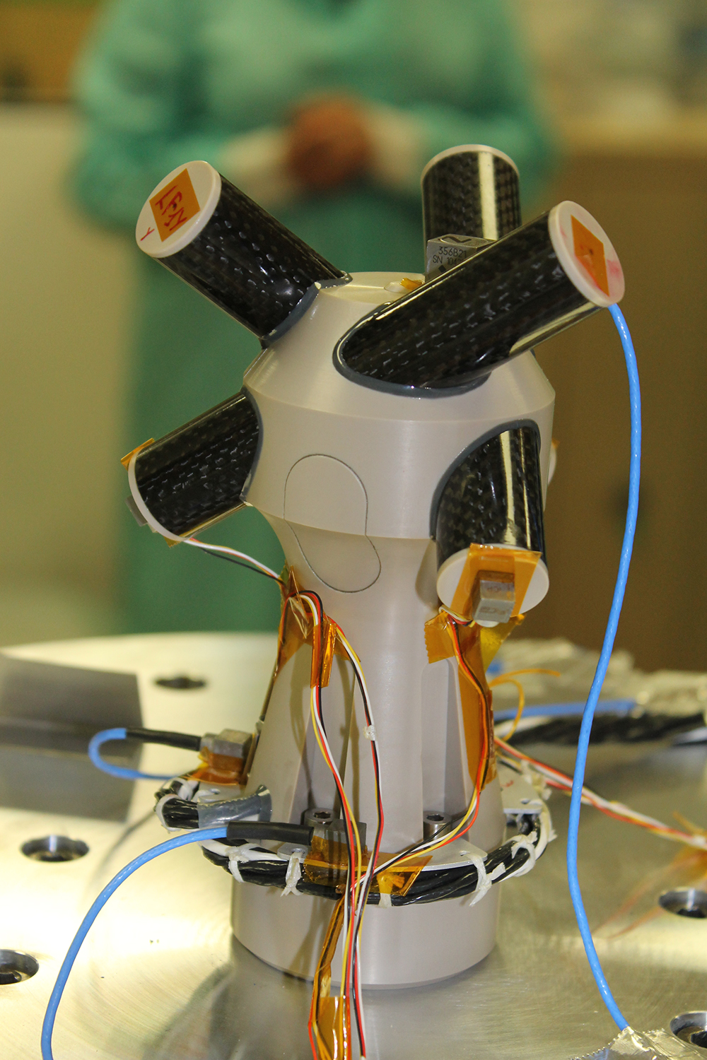 Capteur magn&eacute;tique construit par le laboratoire orl&eacute;anais, en cours de test