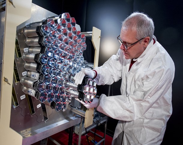ing&eacute;nieur travaillant &agrave; la construction d'un instrument