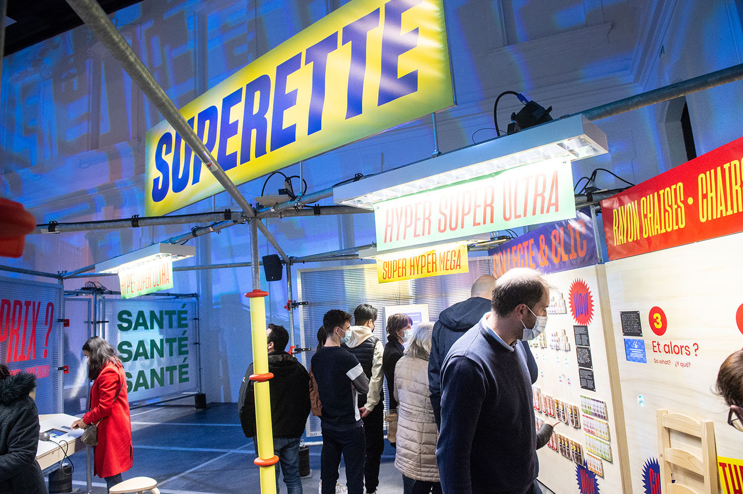 Dans un fausse sup&eacute;rette avec des panneaux lumineux, des jeux interactifs et panneaux d'informations