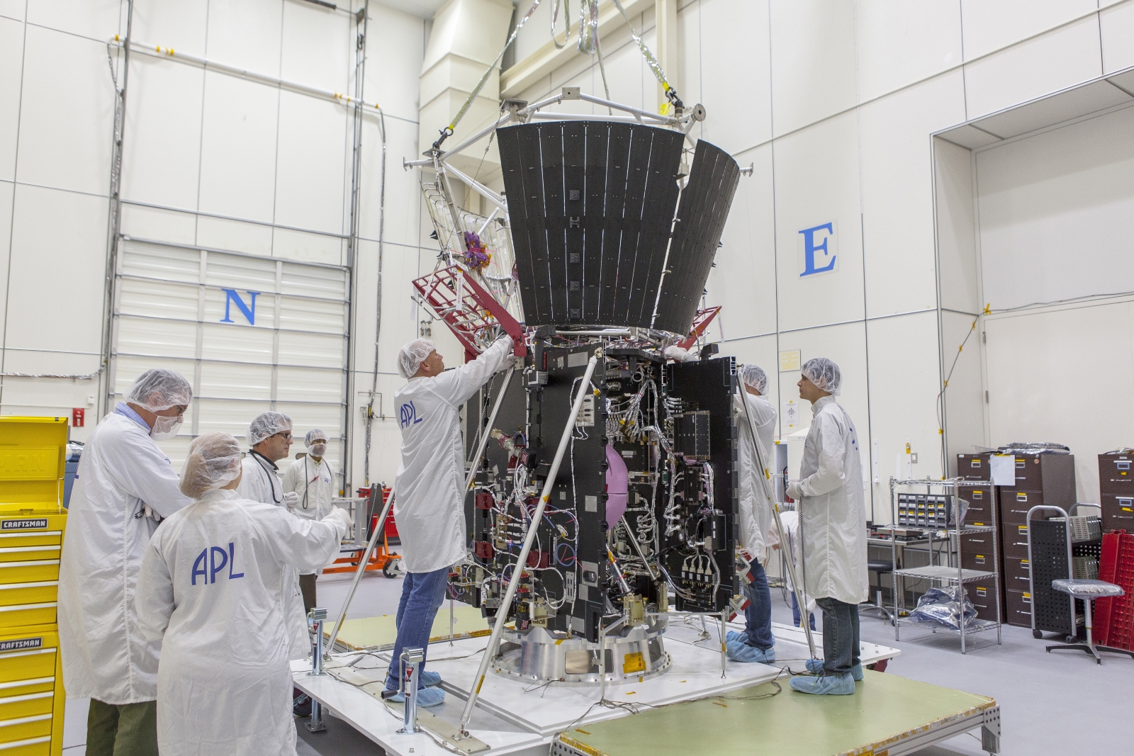 Ing&eacute;nieurs de l'Universit&eacute; John Hopkins assemblant la sonde spatiale