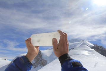 Op&eacute;rations de forage au col du D&ocirc;me, &agrave; 4250 m, dans le massif du Mont-Blanc, dans les Alpes. Carotte retir&eacute;e &agrave; 120 m de profondeur : la pr&eacute;sence d'un fragment de roche indique que le socle rocheux est atteint.