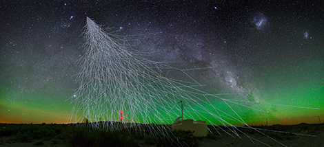 Vue d'artiste d'une gerbe atmosph&eacute;rique au-dessus d'un d&eacute;tecteur de particules de l'Observatoire Pierre Auger, sur fond de ciel &eacute;toil&eacute;.