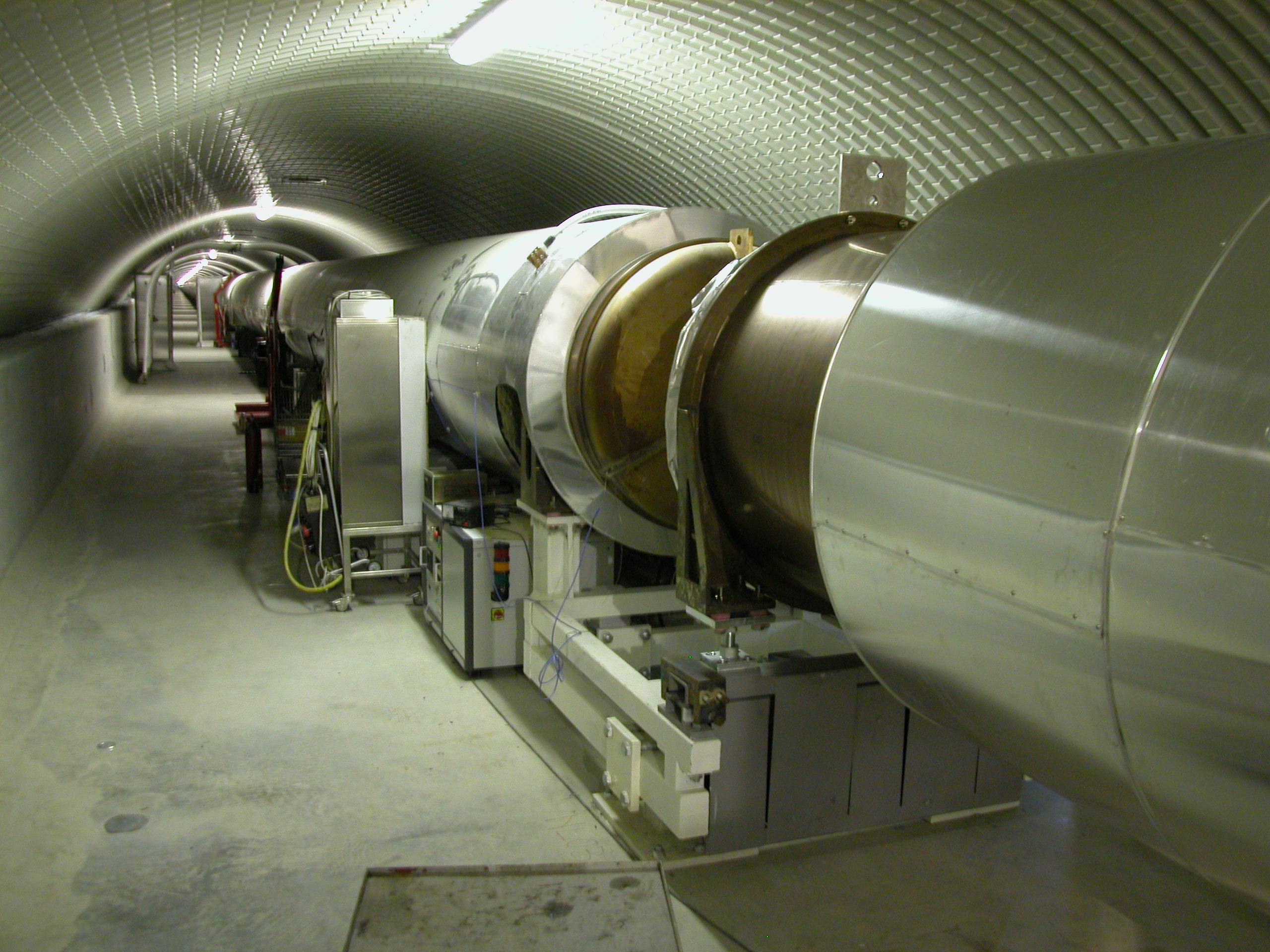 Tube &agrave; vide &agrave; l'int&eacute;rieur d'un tunnel