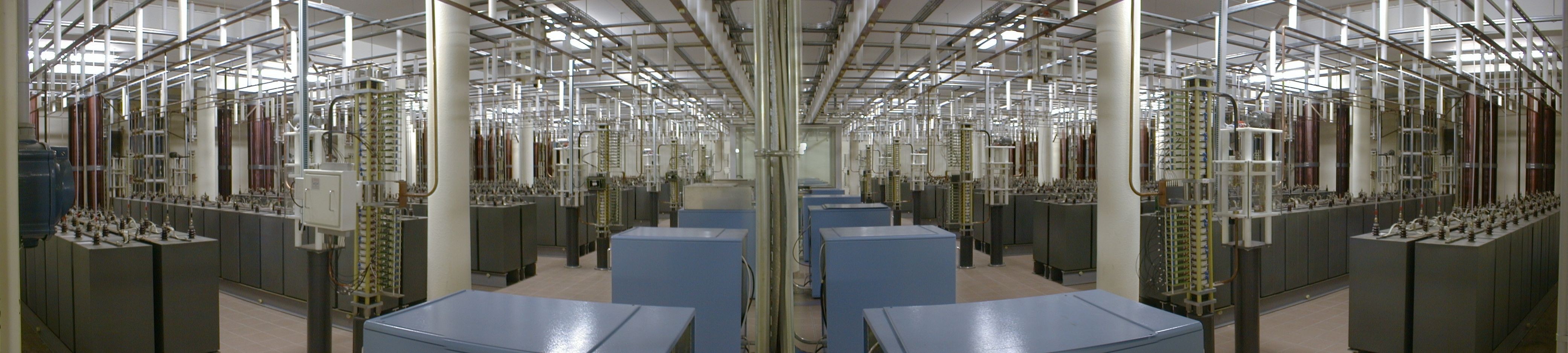 Vue d'ensemble du g&eacute;n&eacute;rateur 14 m&eacute;gajoules du Laboratoire national des champs magn&eacute;tiques intenses