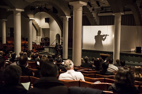 Le public &eacute;value diff&eacute;rentes paires de violons, syst&eacute;matiquement constitu&eacute;es d'un Stradivarius et d'un violon r&eacute;cent.