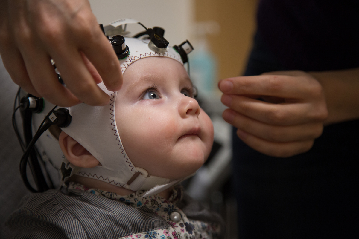 B&eacute;b&eacute; de 6 mois avec un casque en tissu muni d'&eacute;lectrodes sur la t&ecirc;te