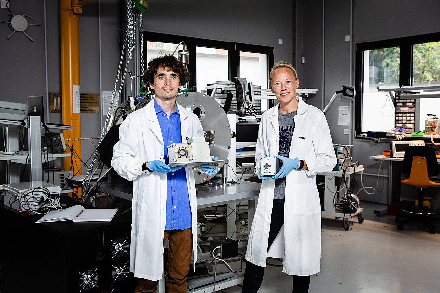 Ane Aanesland et Dmytro Rafalskyi, les deux fondateurs de la start-up francilienne "ThrustMe" avec deux mod&egrave;les de syst&egrave;mes &agrave; propulsions qu&rsquo;ils ont d&eacute;velopp&eacute;s et commercialisent. &copy; Fr&eacute;d&eacute;rique PLAS / THRUSTME / CNRS Phototh&egrave;que