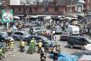 Le trafic routier est l'une des sources majeures de pollution dans les villes de la r&eacute;gion (ici &agrave; Abidjan, en C&ocirc;te d'Ivoire
