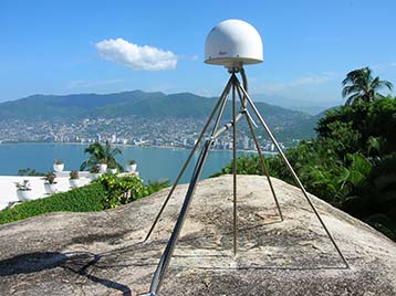 Une station GPS permanente au c&oelig;ur de la lacune sismique de Guerrero, surplombant la baie d'Acapulco (ACAP).