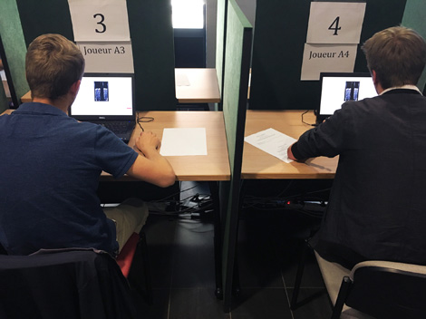Dispositif exp&eacute;rimental utilis&eacute; pour analyser l'impact de l'information sociale sur les performances de groupes de sujets dans des t&acirc;ches d'estimation collectives.