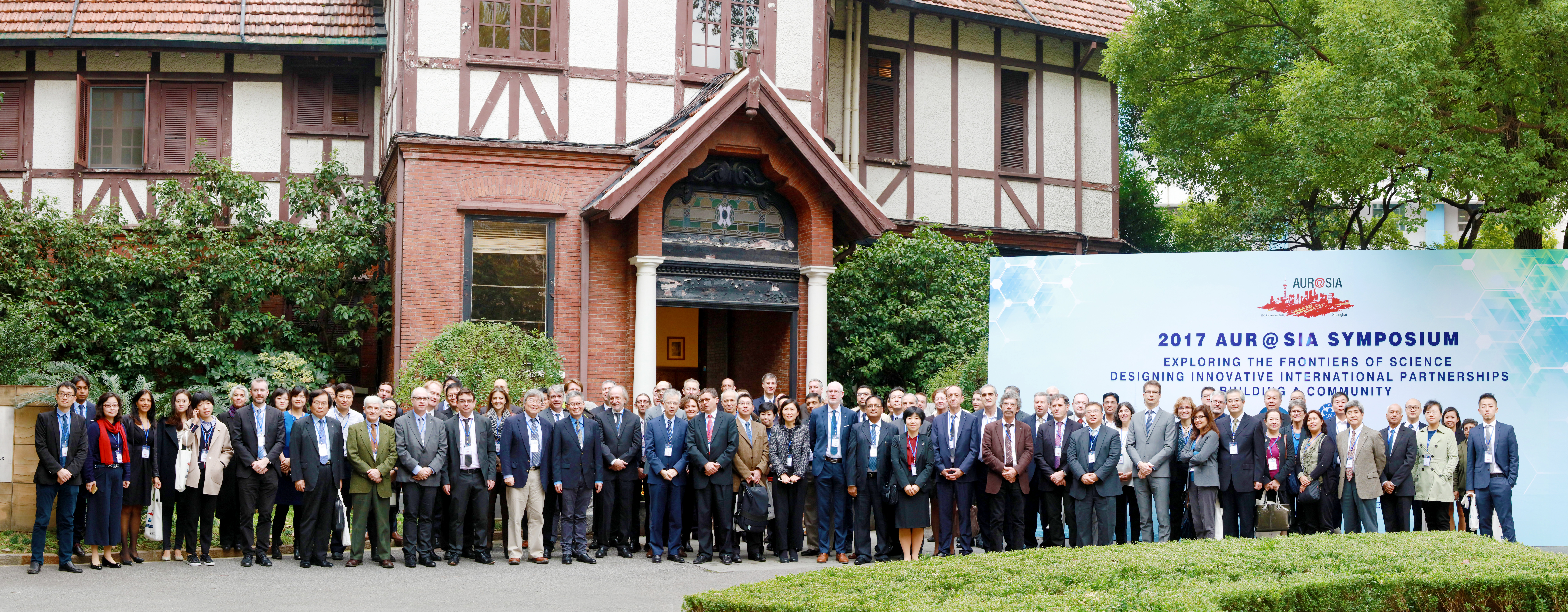 Photo de groupe en ext&eacute;rieur de la centaine de participant d'Aur@sia 2017
