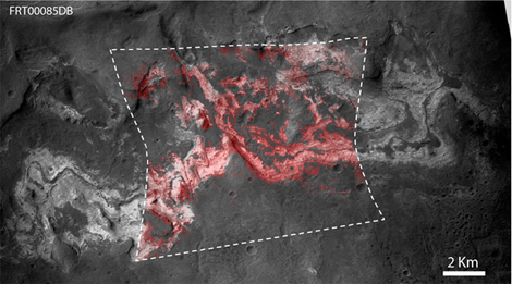 Image HiRISE de strates s&eacute;dimentaires partiellement &eacute;rod&eacute;es. En rouge (fausse couleur), la d&eacute;tection des min&eacute;raux argileux (ou phyllosilicates) par le spectro-imageur CRISM.