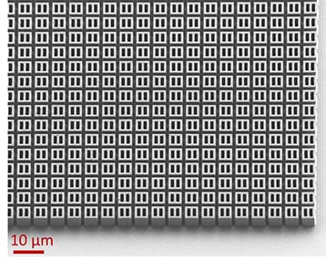Clich&eacute; obtenu avec un microscope &eacute;lectronique &agrave; balayage des micro-tubes doubles.