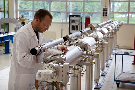 Montage du syst&egrave;me de distribution d'h&eacute;lium cryog&eacute;nique