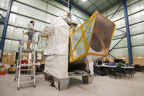 L'instrument scientifique PILOT en fin d'int&eacute;gration dans le hall de la NASA &agrave; Alice Springs (Australie). Le baffle avant permet d'att&eacute;nuer les lumi&egrave;res parasites dues &agrave; l'&eacute;mission thermique de la Terre et de l'enveloppe du ballon stratosph&eacute;rique.