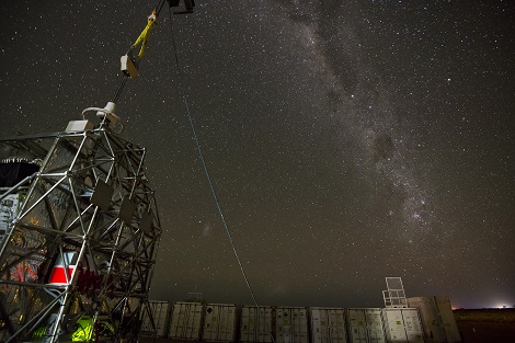 L'exp&eacute;rience PILOT sous le ciel australien, lors de tests nocturnes du senseur stellaire Estadius. L'instrument PILOT observera certaines des r&eacute;gions de la Voie Lact&eacute;e visibles sur cette photo.