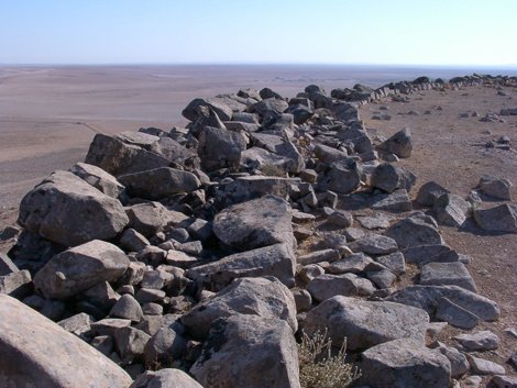Vue, vers l'est, de l'&eacute;paisseur de la muraille nord de Qal'at al-Rahiyya.