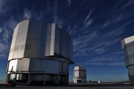 L'instrument Sph&egrave;re &eacute;quipe un des quatre t&eacute;lescopes g&eacute;ants du Very large telescope (VLT) au Chili. C'est l'un des instruments d'observation astronomique depuis le sol les plus complexes jamais r&eacute;alis&eacute;s. Objectif : voir directement les plan&egrave;tes extrasolaires.