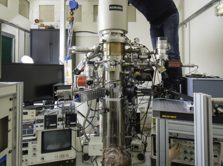 CEMES researchers handling the prototype of the ultrafast coherent ultrafast TEM microscope.